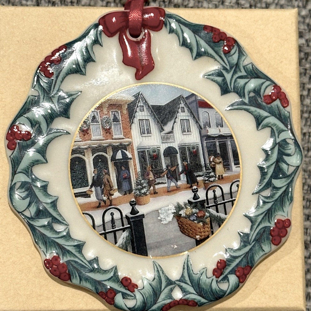 Longaberger Collectors Club ornament. “A Longaberger Hometown Christmas”